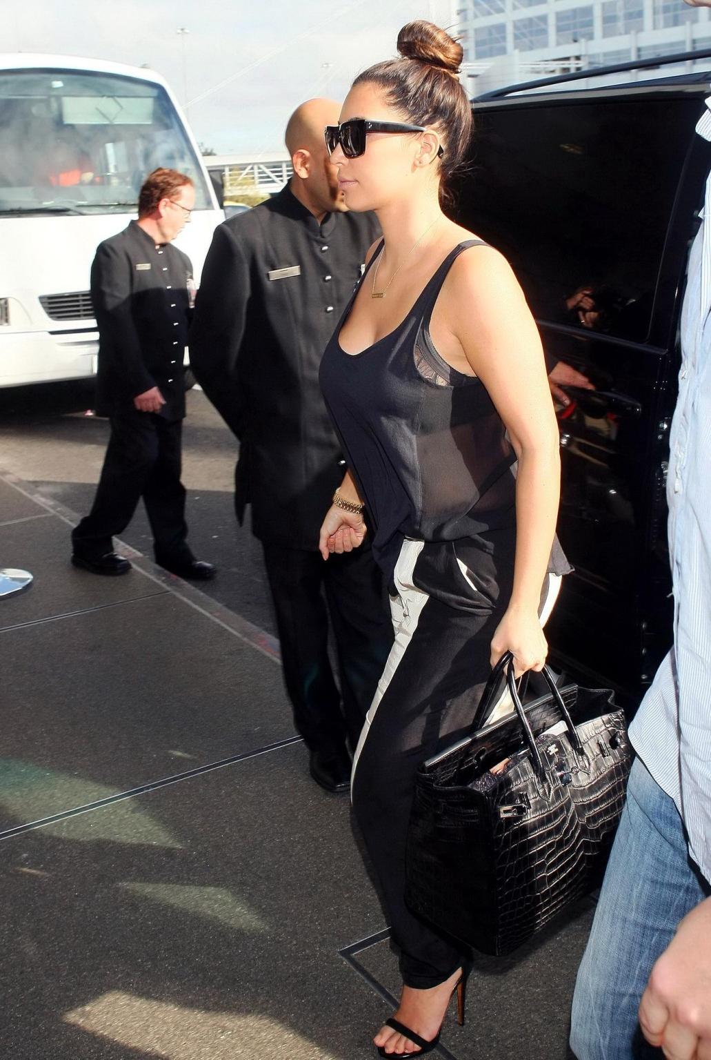 10P Kim Kardashian bra peak  showing huge cleavage at Sydney Airport
