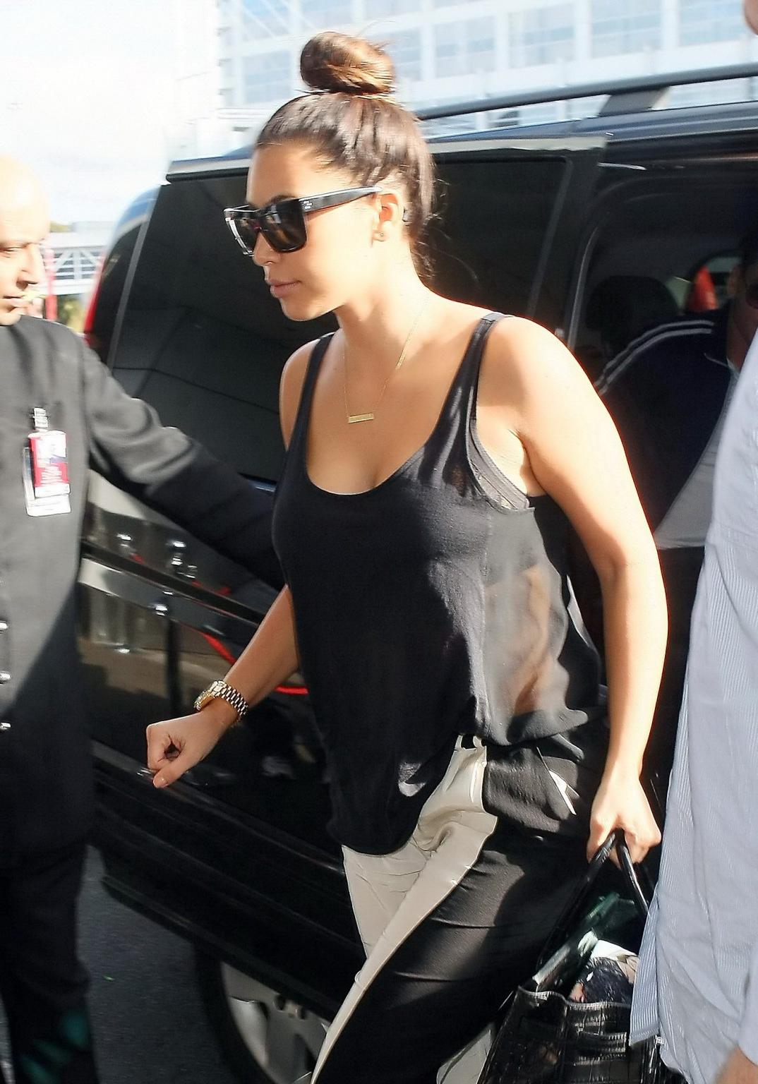 10P Kim Kardashian bra peak  showing huge cleavage at Sydney Airport