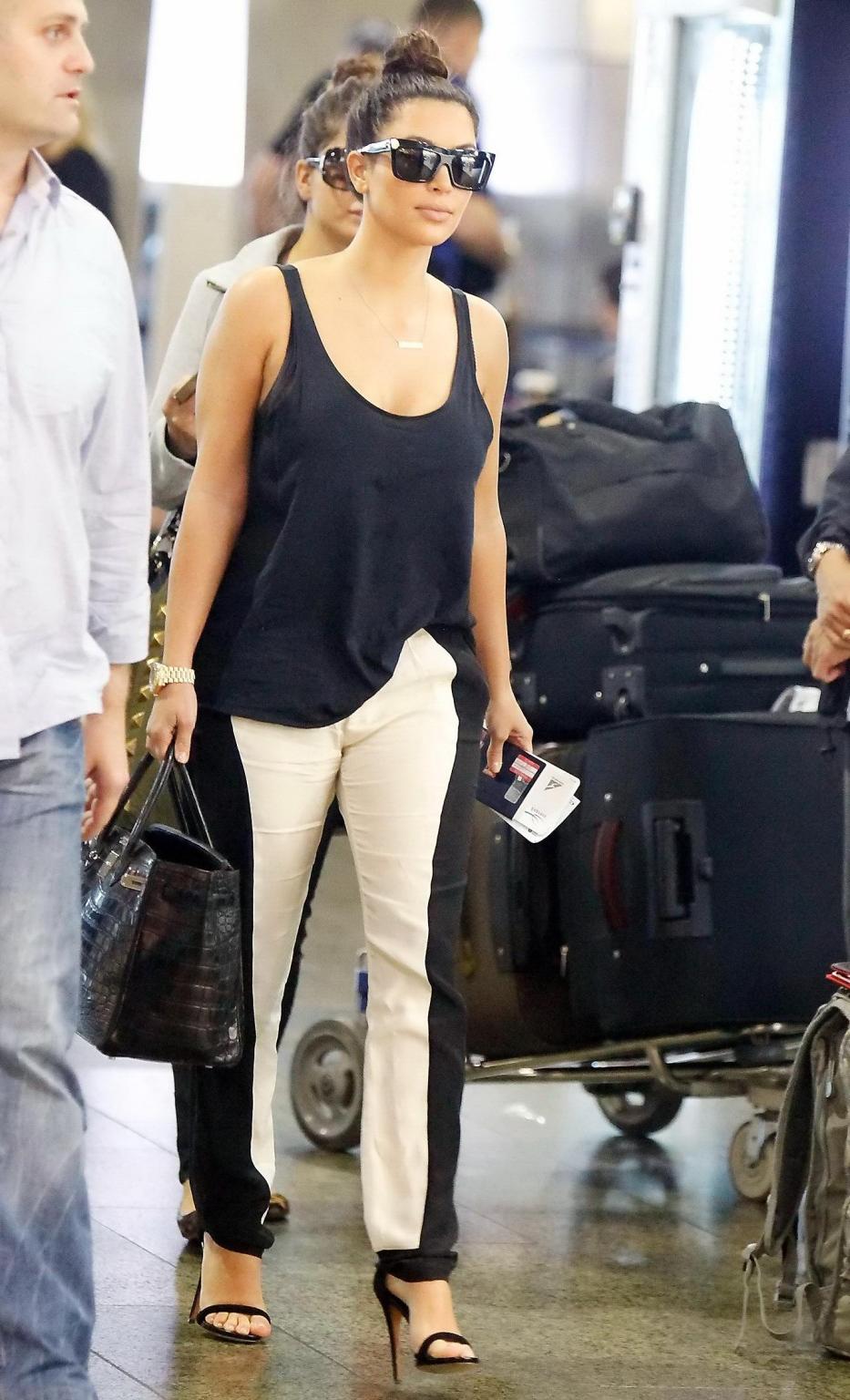 10P Kim Kardashian bra peak  showing huge cleavage at Sydney Airport
