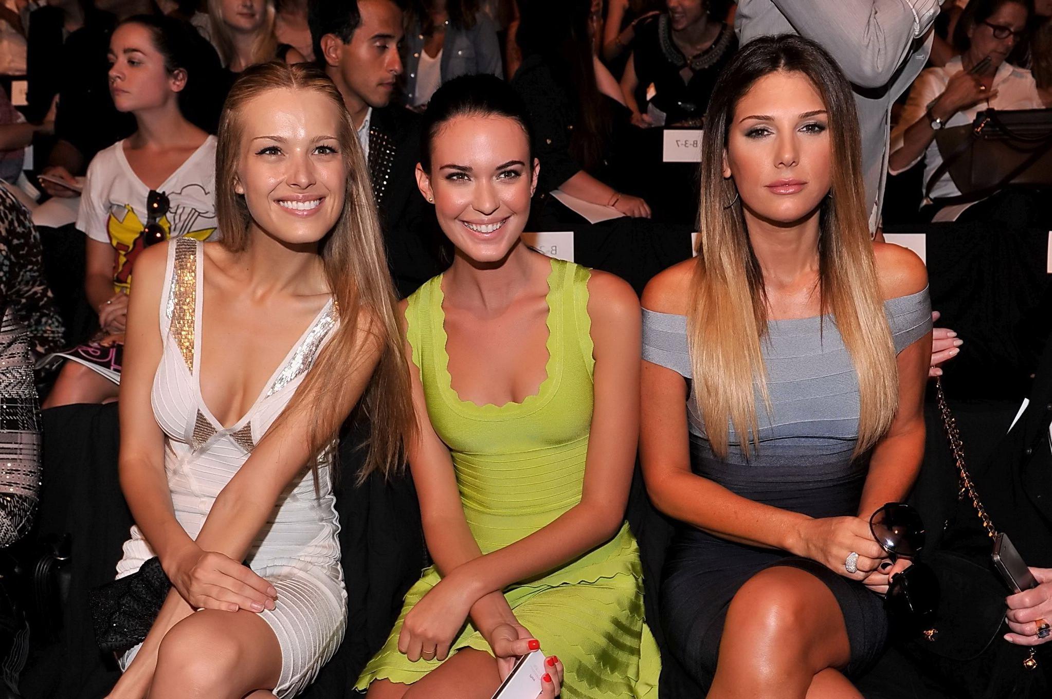 10P Beautiful Odette Annable showing big cleavage in a skimpy green mini dress at He