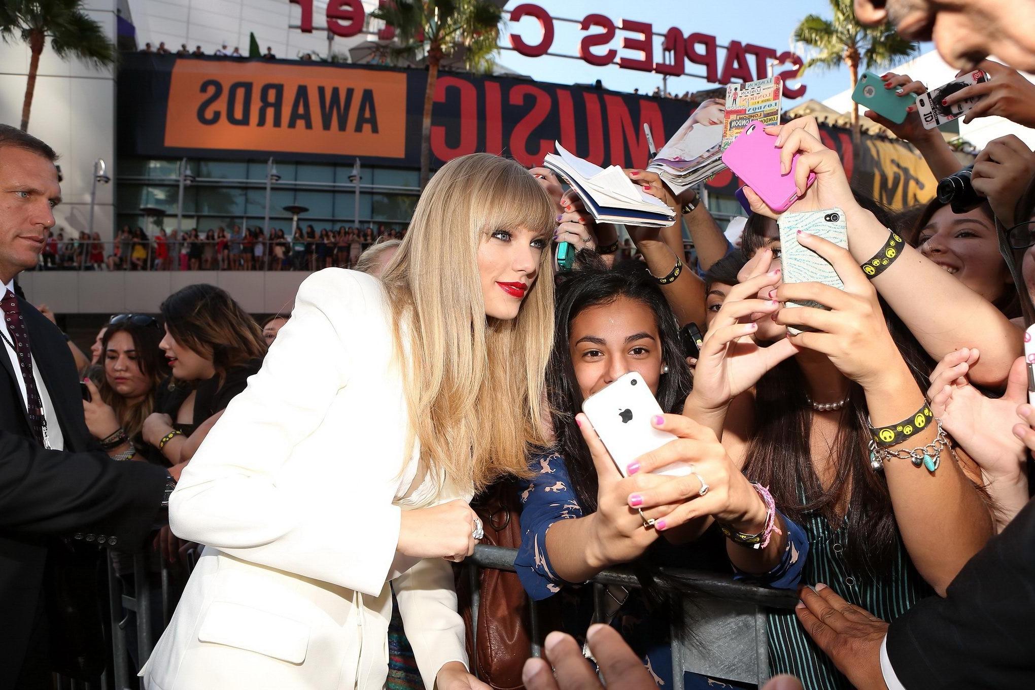 10P Taylor Swift showing cleavage at 2012 MTV Video Music Awards in LA