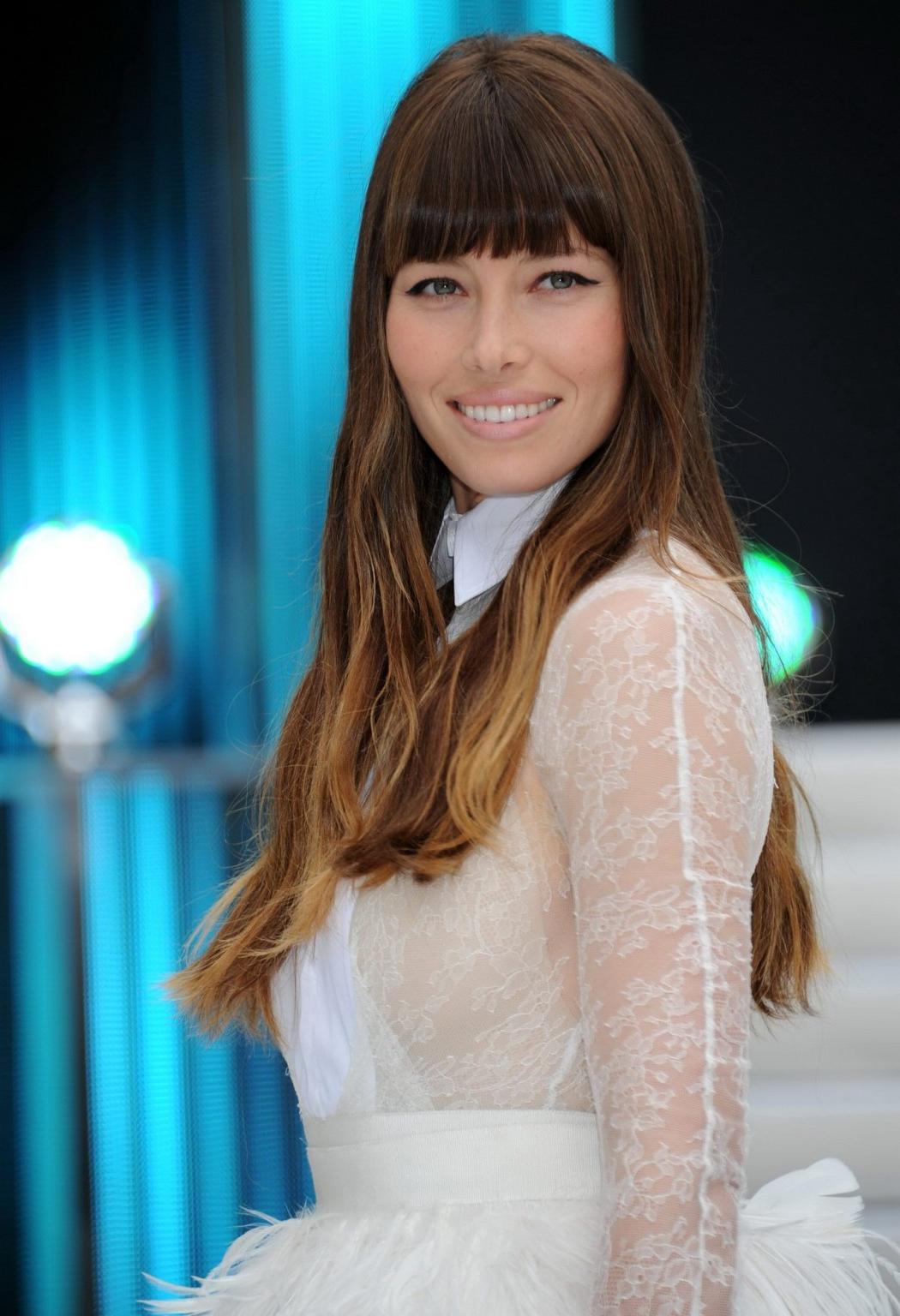 10P Jessica Biel shows off her curvy body wearing a white lace dress at 'Total Recal