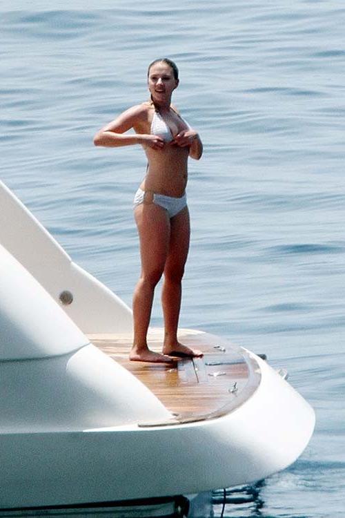 10P Scarlett Johansson nipple slip and bikini paparazzi photos