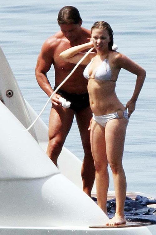 10P Scarlett Johansson nipple slip and bikini paparazzi photos