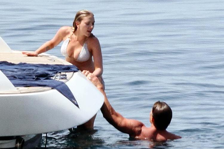 10P Scarlett Johansson nipple slip and bikini paparazzi photos