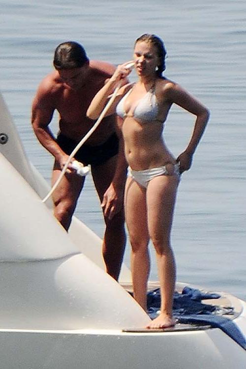 10P Scarlett Johansson nipple slip and bikini paparazzi photos