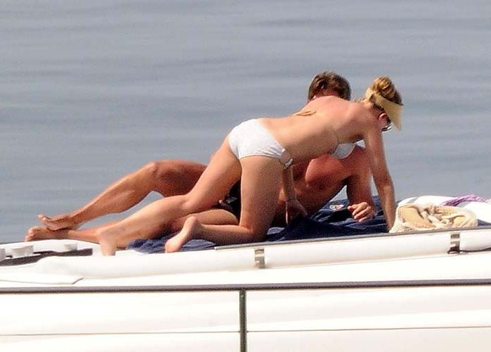 10P Scarlett Johansson nipple slip and bikini paparazzi photos