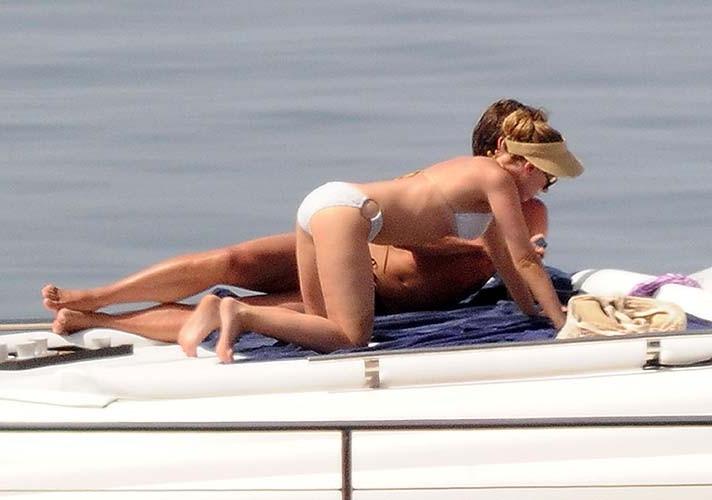 10P Scarlett Johansson nipple slip and bikini paparazzi photos