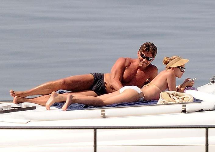 10P Scarlett Johansson nipple slip and bikini paparazzi photos