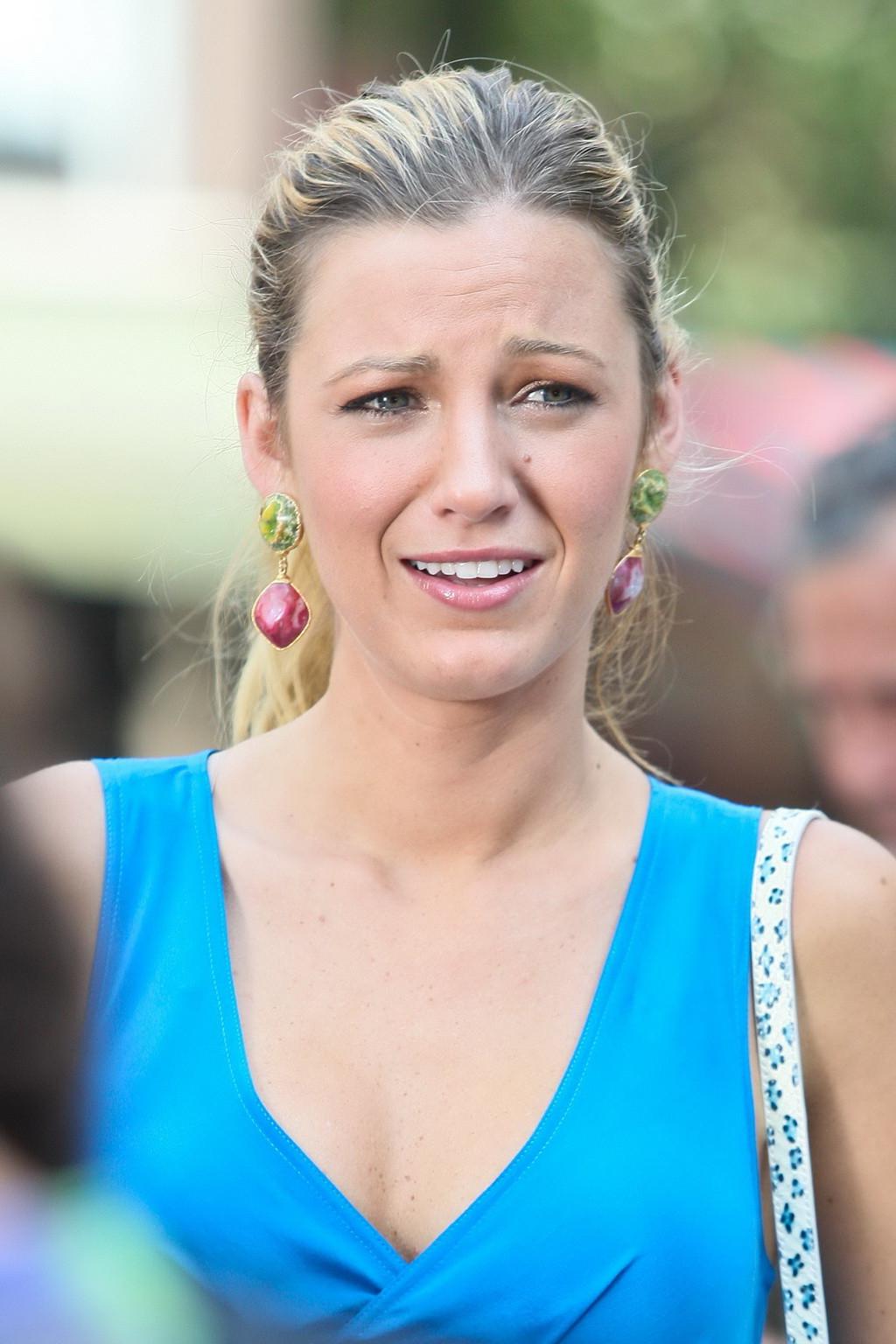 10P Blake Lively showing big cleavage wearing blue maxi dress at the set of Gossip G