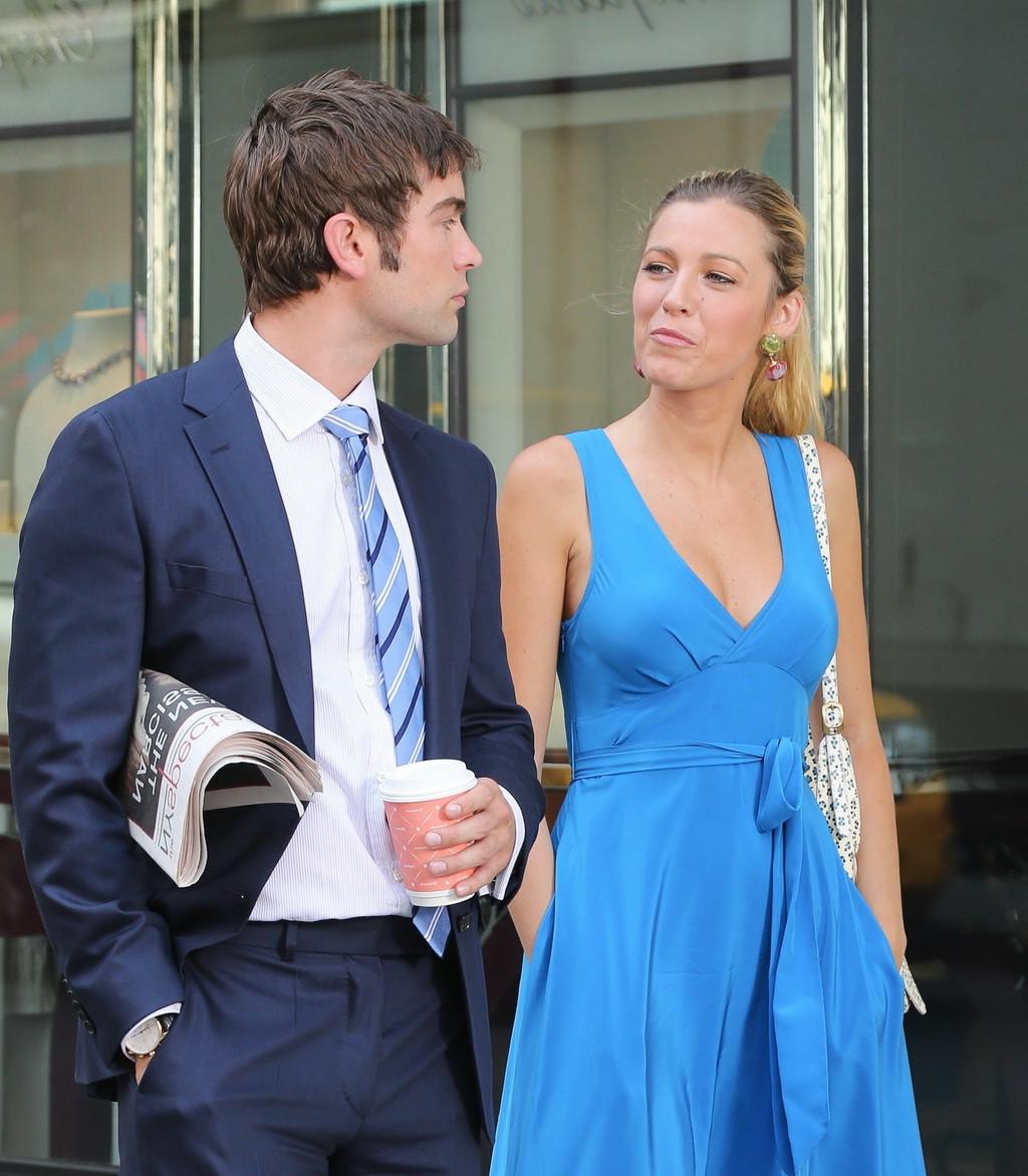10P Blake Lively showing big cleavage wearing blue maxi dress at the set of Gossip G
