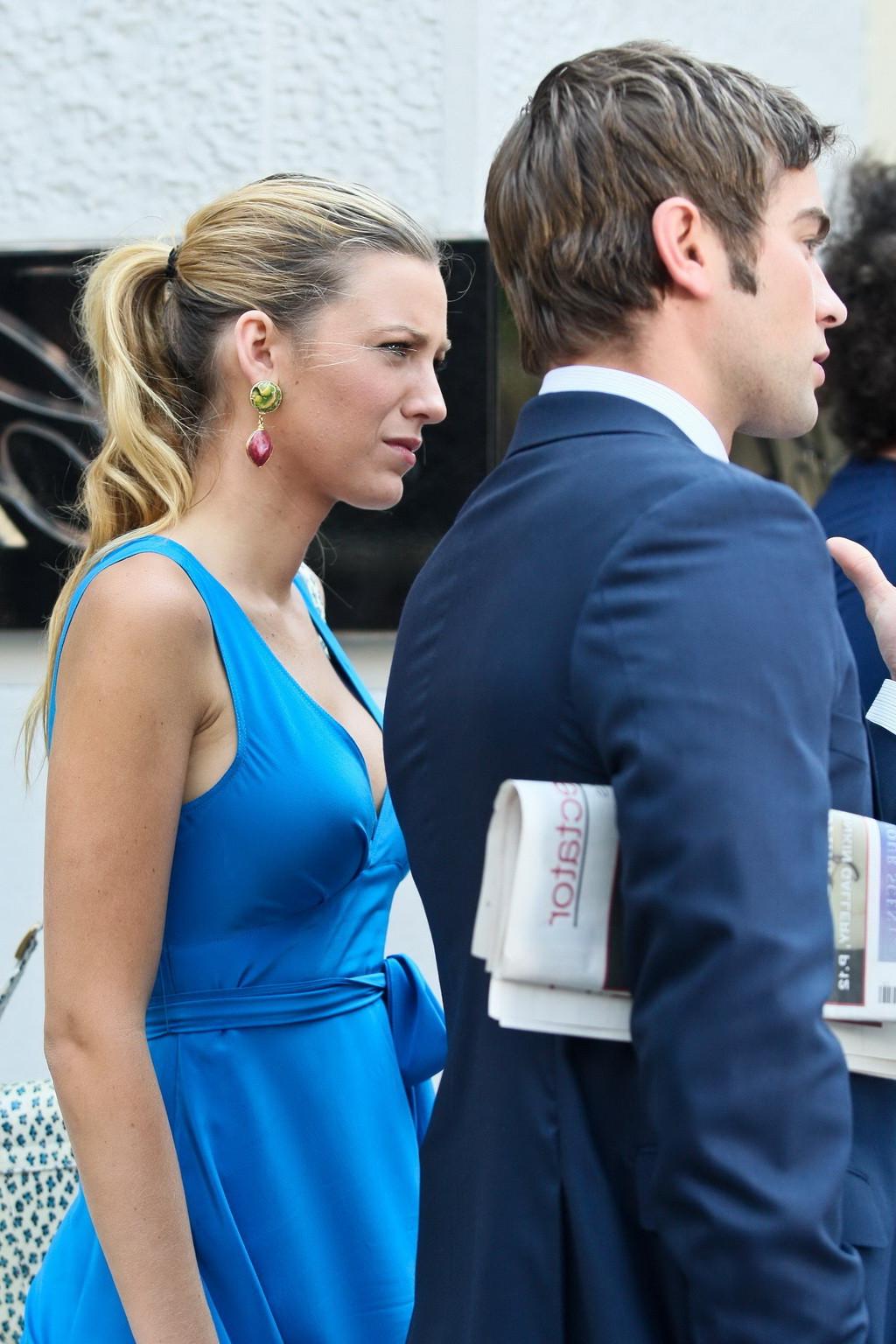 10P Blake Lively showing big cleavage wearing blue maxi dress at the set of Gossip G