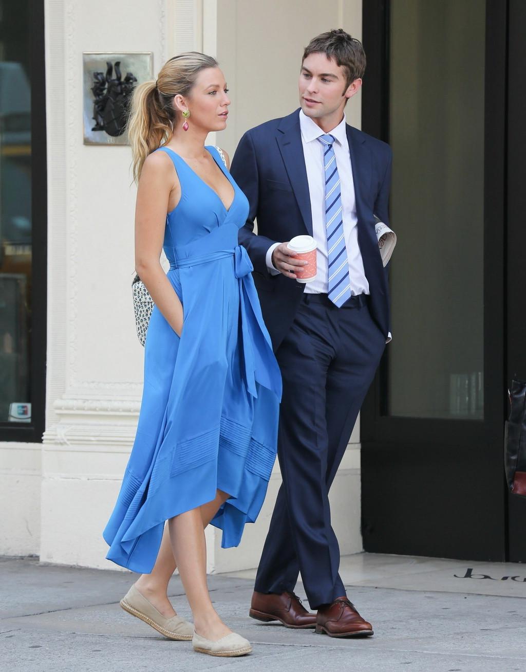 10P Blake Lively showing big cleavage wearing blue maxi dress at the set of Gossip G