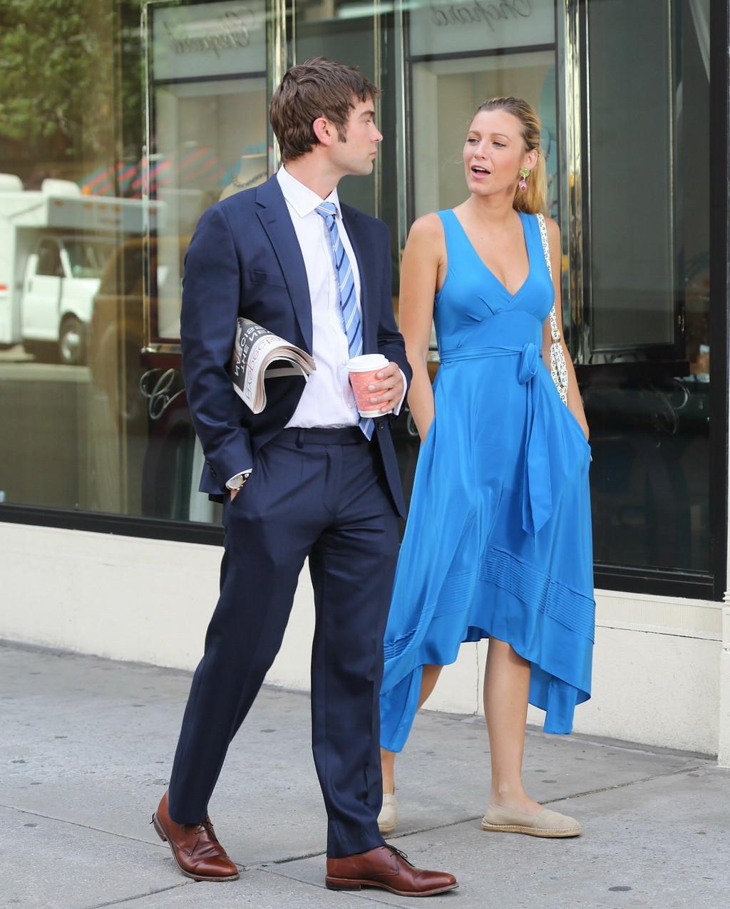 10P Blake Lively showing big cleavage wearing blue maxi dress at the set of Gossip G