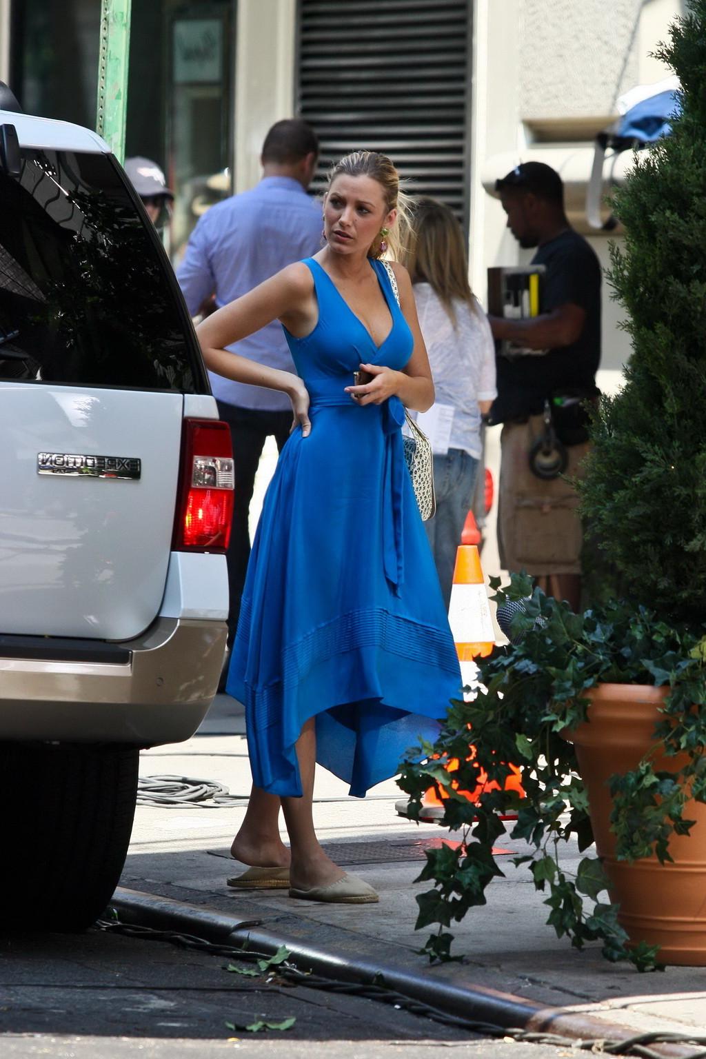 10P Blake Lively showing big cleavage wearing blue maxi dress at the set of Gossip G