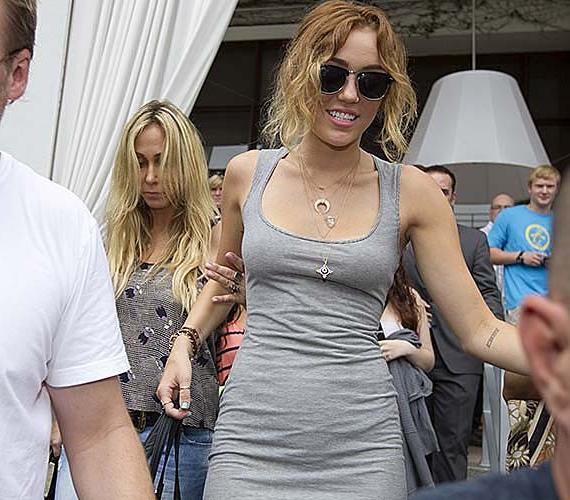 10P Miley Cyrus nipple slip and see thru paparazzi photos