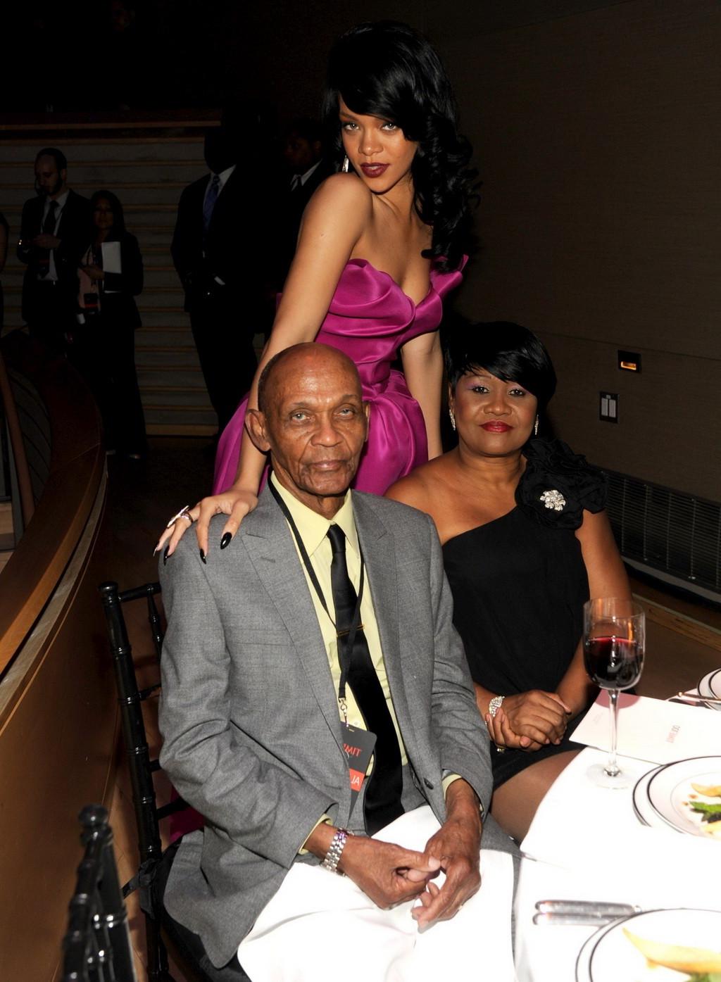 10P Busty Rihanna showing big cleavage in gorgeus strapless pink dress at Time's 100