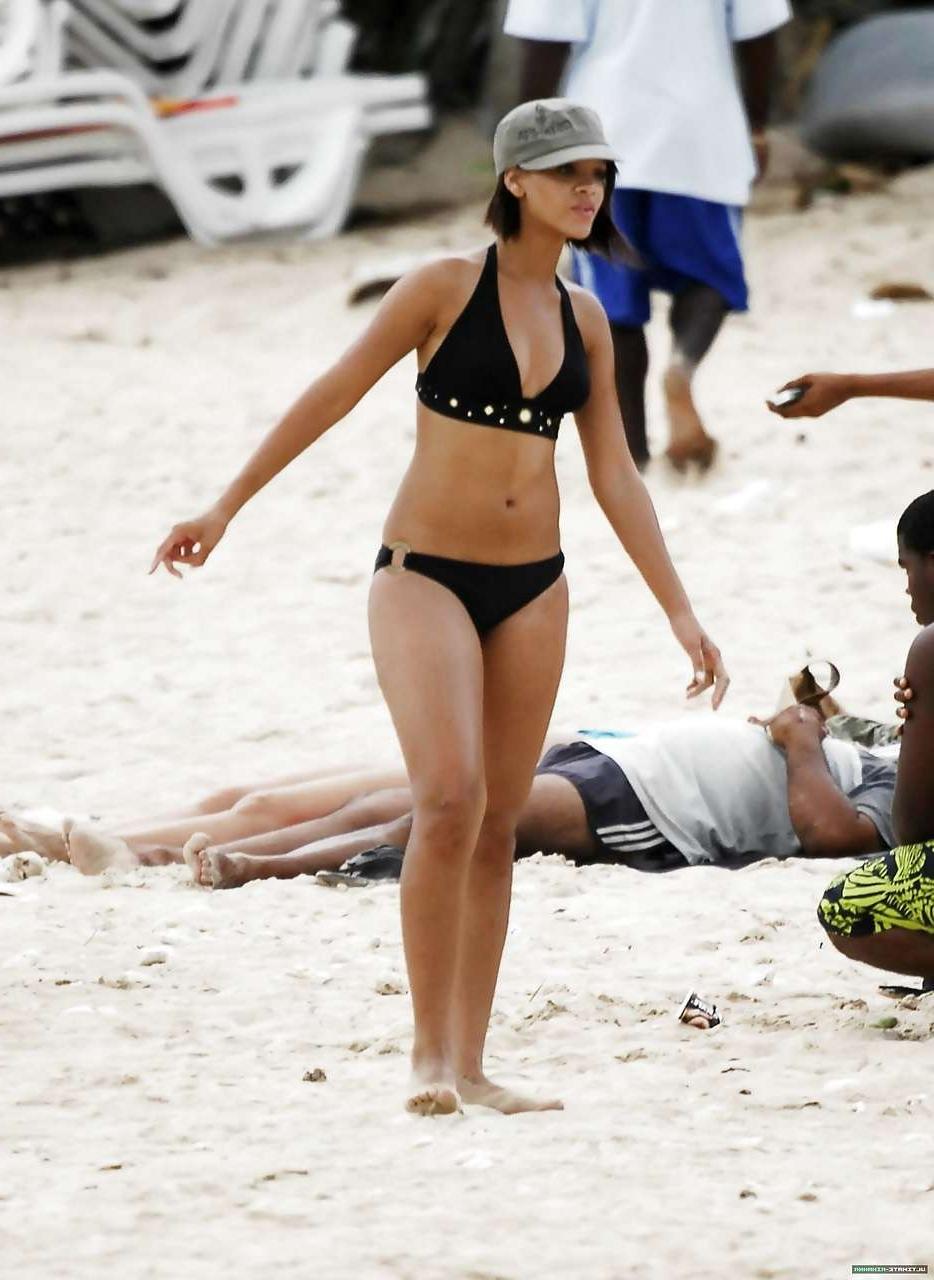 10P Rihanna sexy in bikini and showing huge cleavage paparazzi pictures