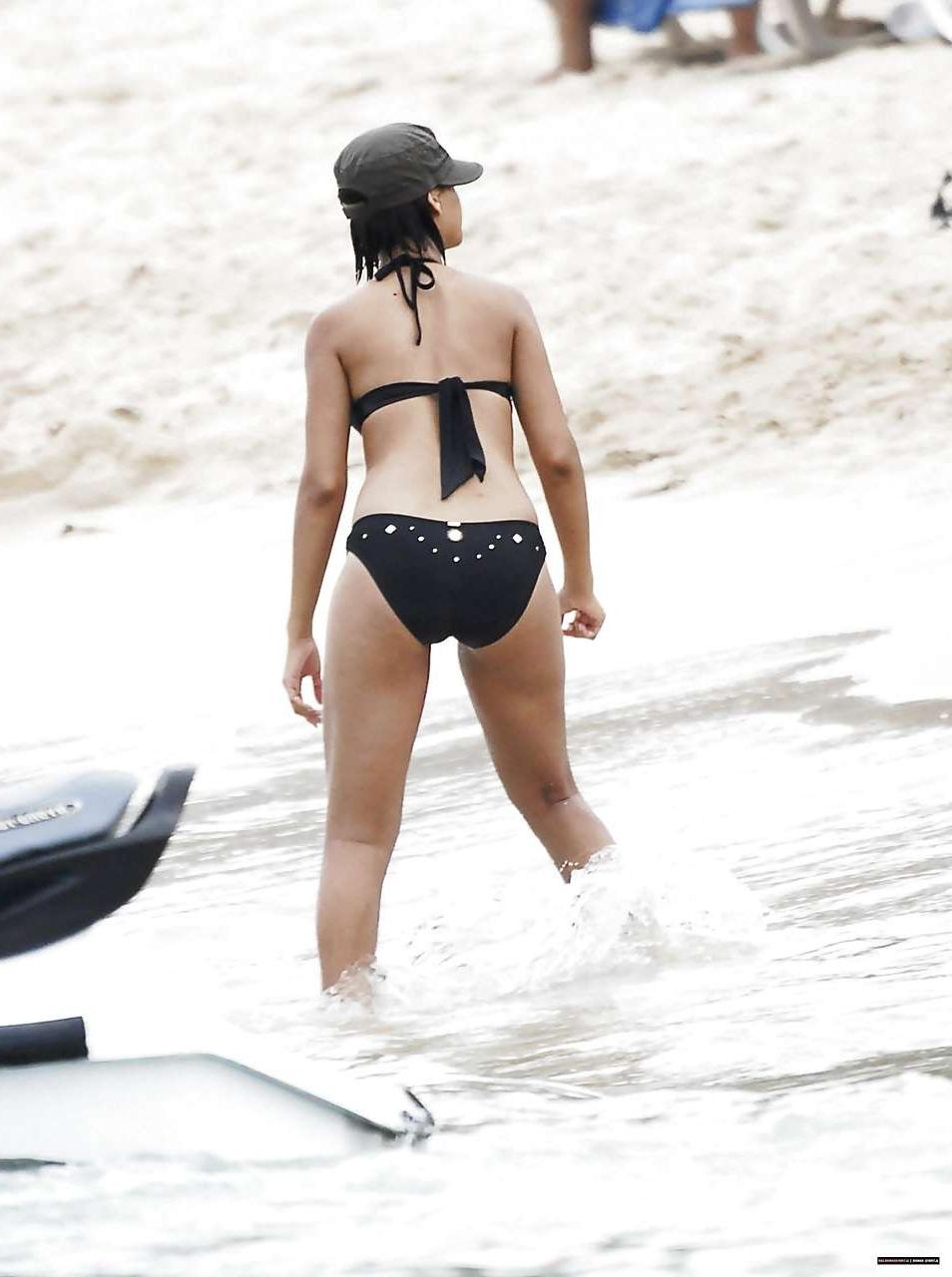 10P Rihanna sexy in bikini and showing huge cleavage paparazzi pictures