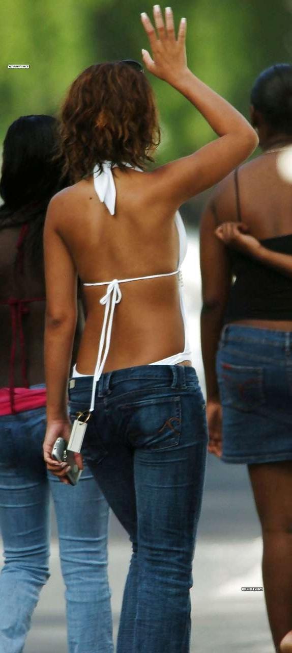 10P Rihanna sexy in bikini and showing huge cleavage paparazzi pictures