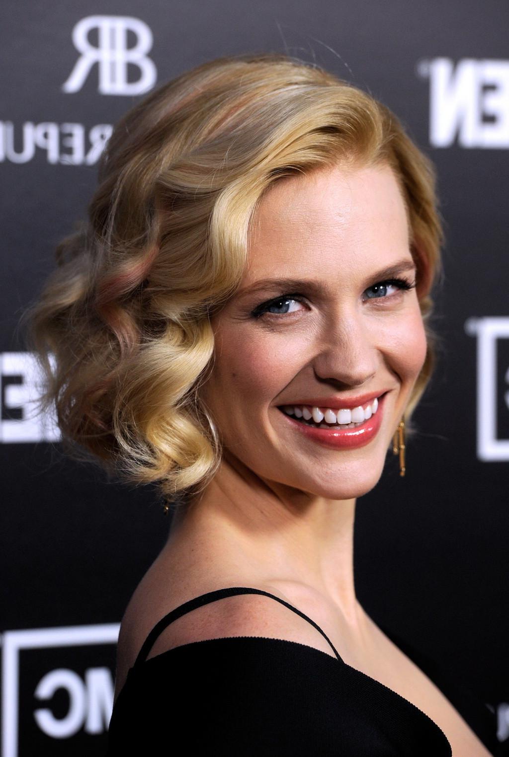 16P January Jones showing big cleavage in hot black dress at premiere of Mad Men sea