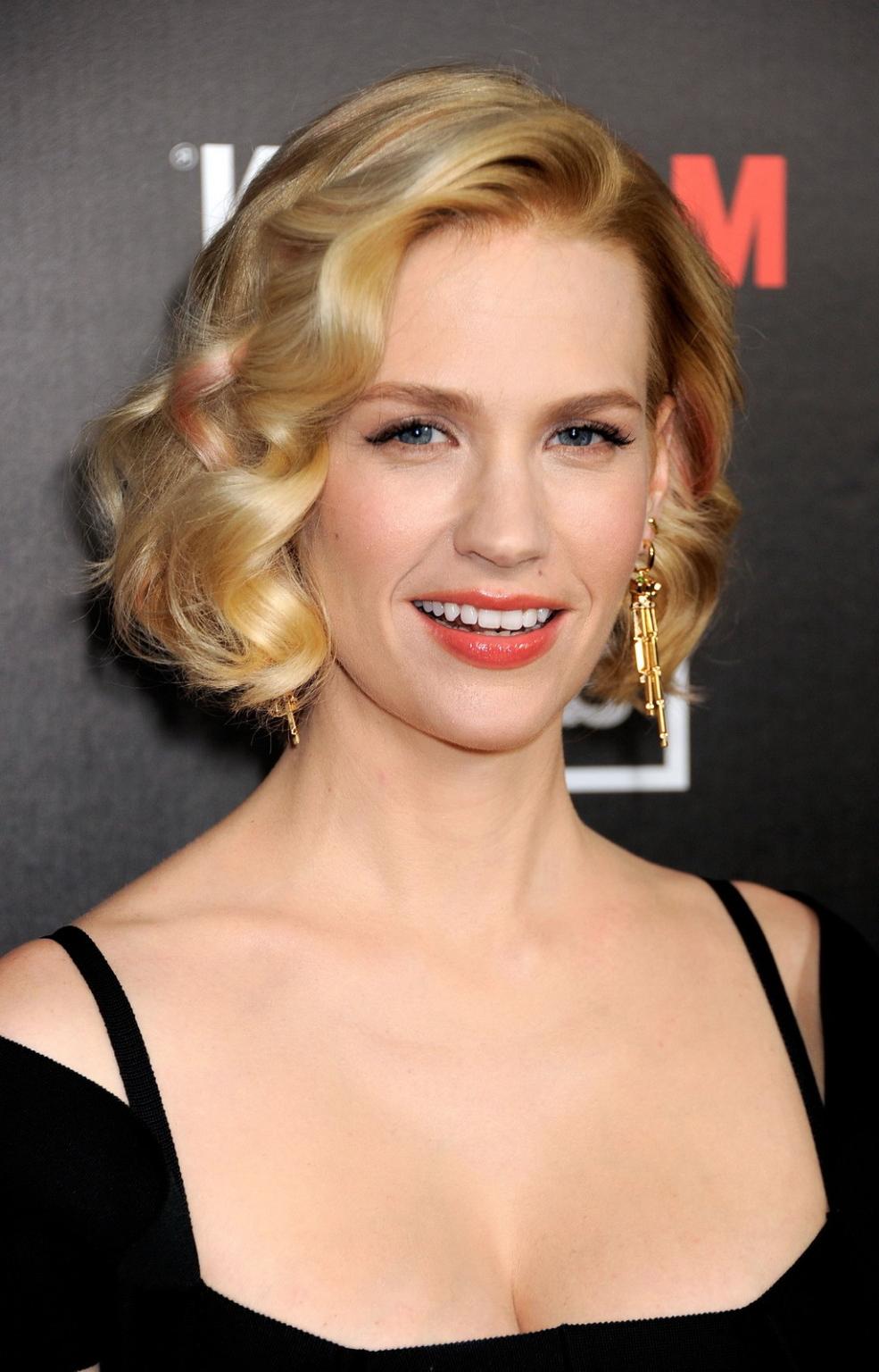 16P January Jones showing big cleavage in hot black dress at premiere of Mad Men sea