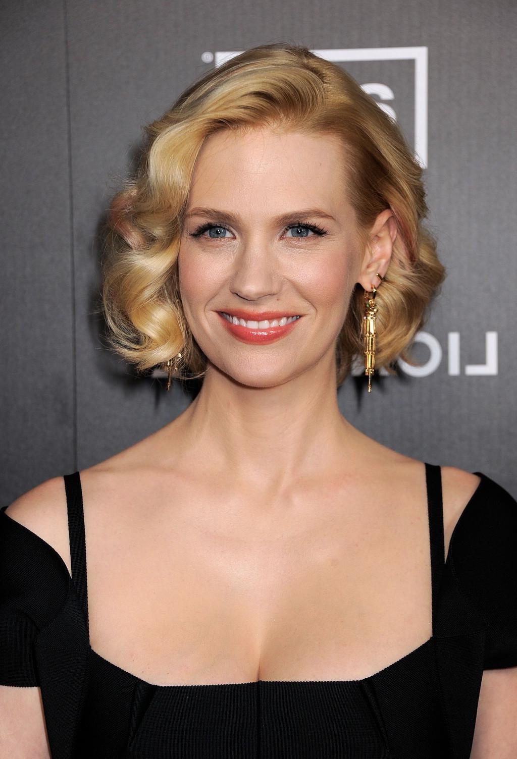 16P January Jones showing big cleavage in hot black dress at premiere of Mad Men sea