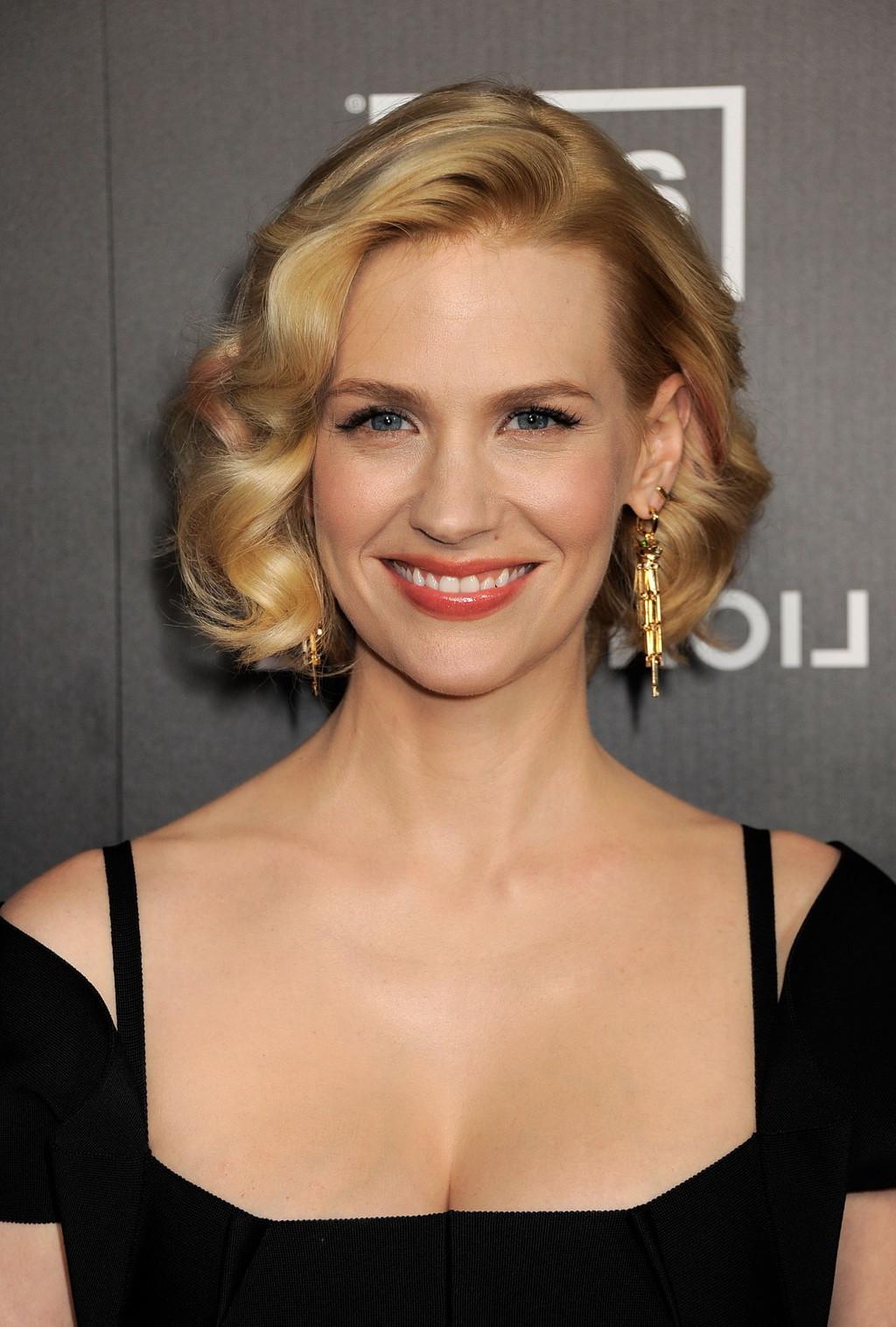 16P January Jones showing big cleavage in hot black dress at premiere of Mad Men sea
