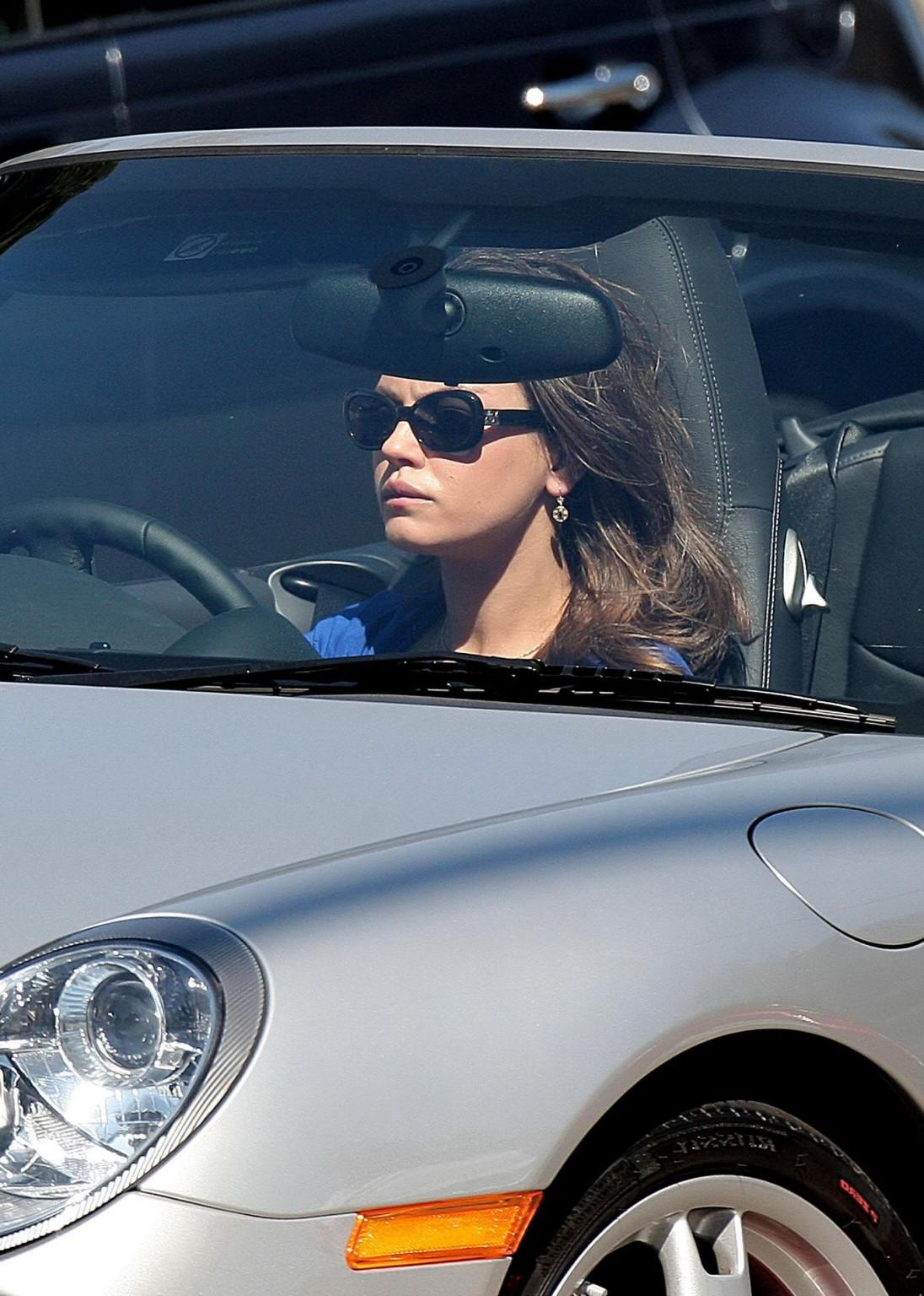 16P Mila Kunis leggy  downblouse cleavage on the 'Extract' set