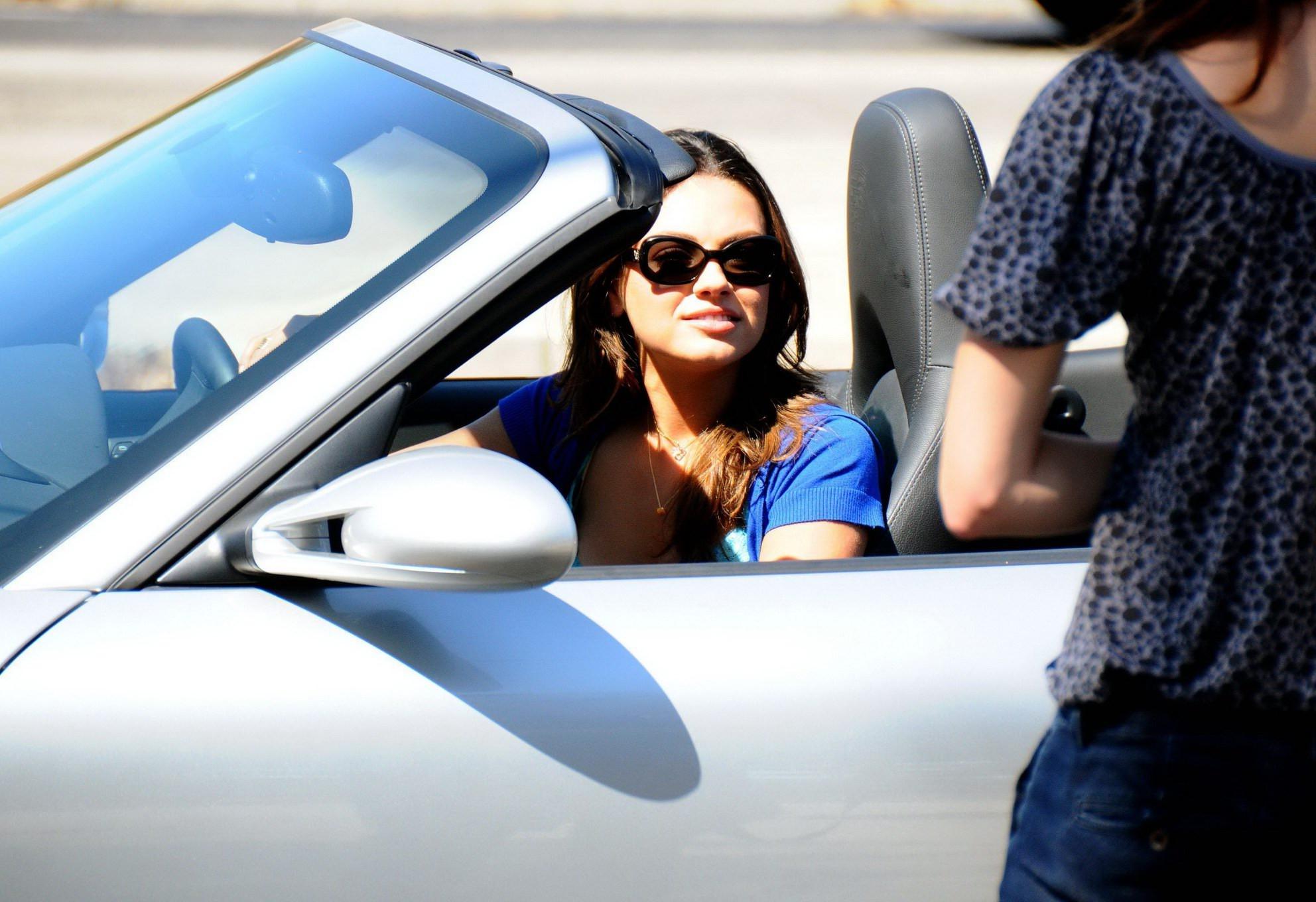 16P Mila Kunis leggy  downblouse cleavage on the 'Extract' set