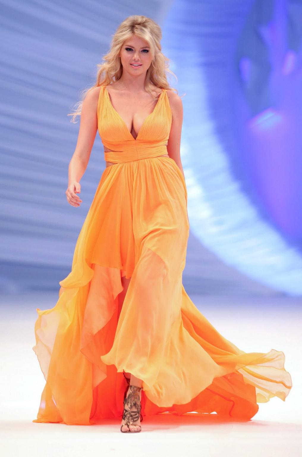 16P Busty Kate Upton showing awesome cleavage at Liverpool Fashion Fest in Mexico Ci