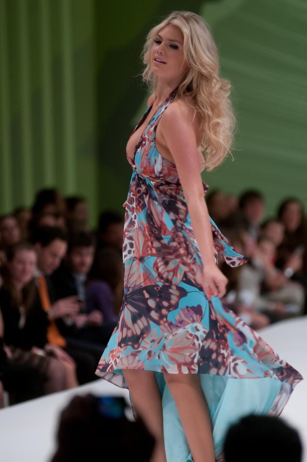 16P Busty Kate Upton showing awesome cleavage at Liverpool Fashion Fest in Mexico Ci