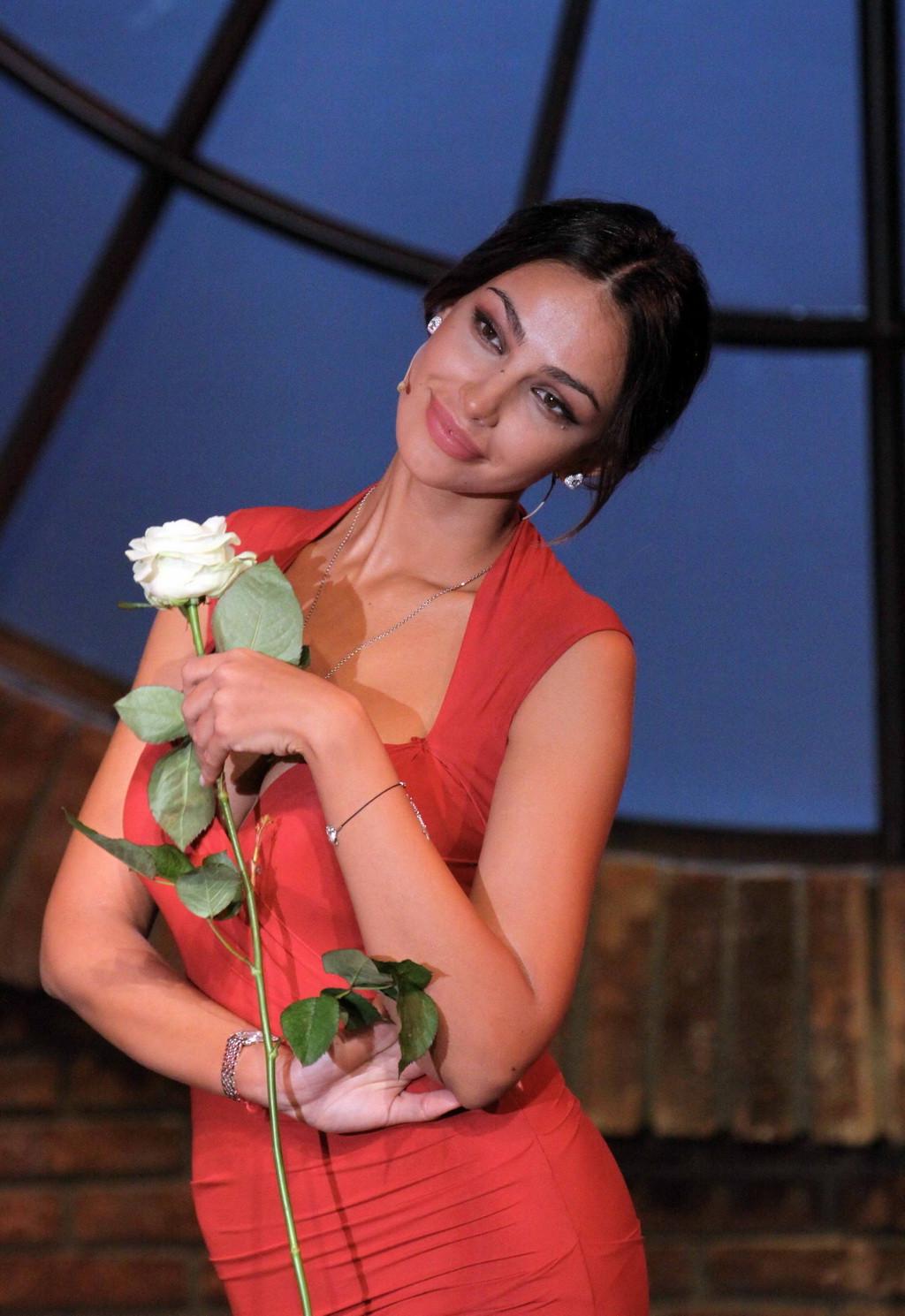 16P Madalina Ghenea showing big cleavage in hot red dress at Chiambretti Sunday Show