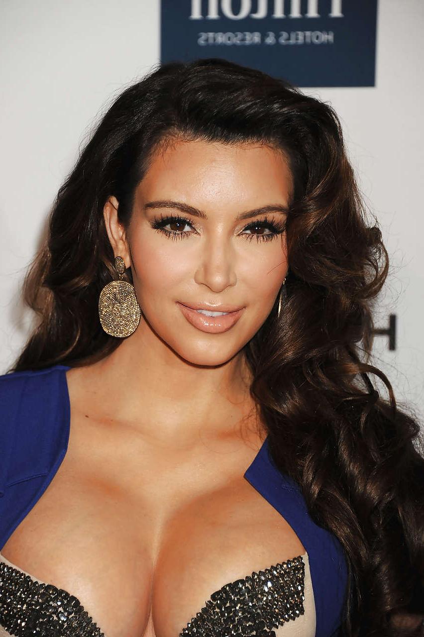 16P Kim Kardashian showing mega cleavage paparazzi pictures
