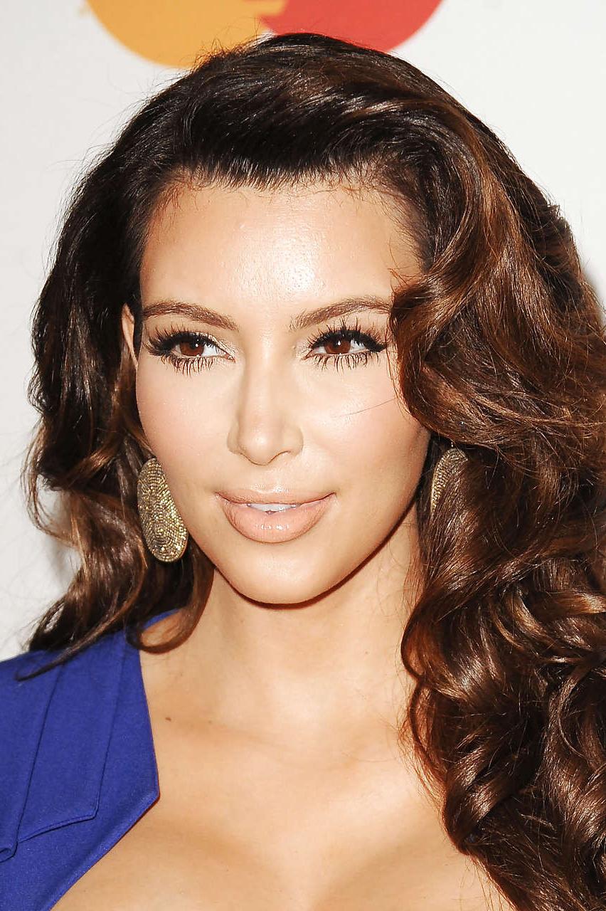 16P Kim Kardashian showing mega cleavage paparazzi pictures
