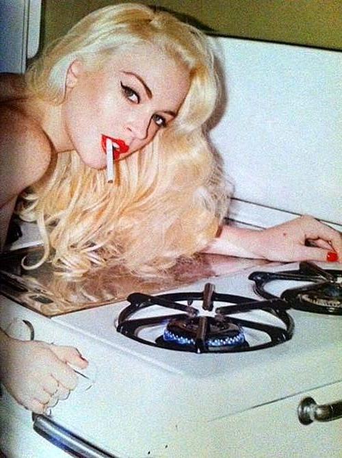 16P Lindsay Lohan posing and showing sexy body in underwear