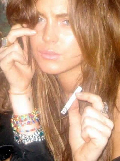 16P Lindsay Lohan posing and showing sexy body in underwear