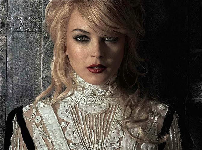 16P Lindsay Lohan posing and showing sexy body in underwear