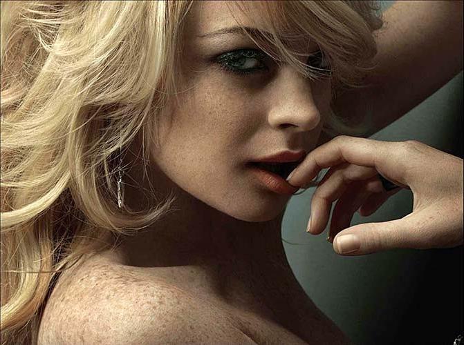 16P Lindsay Lohan posing and showing sexy body in underwear