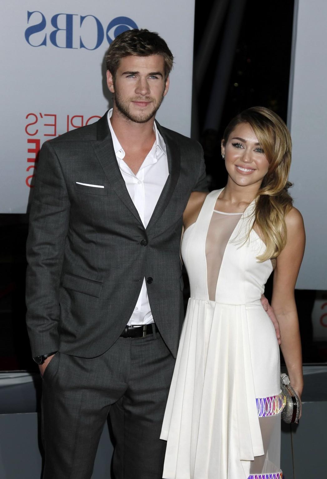 16P Miley Cyrus showing cleavage at the 2012 People's Choice Awards