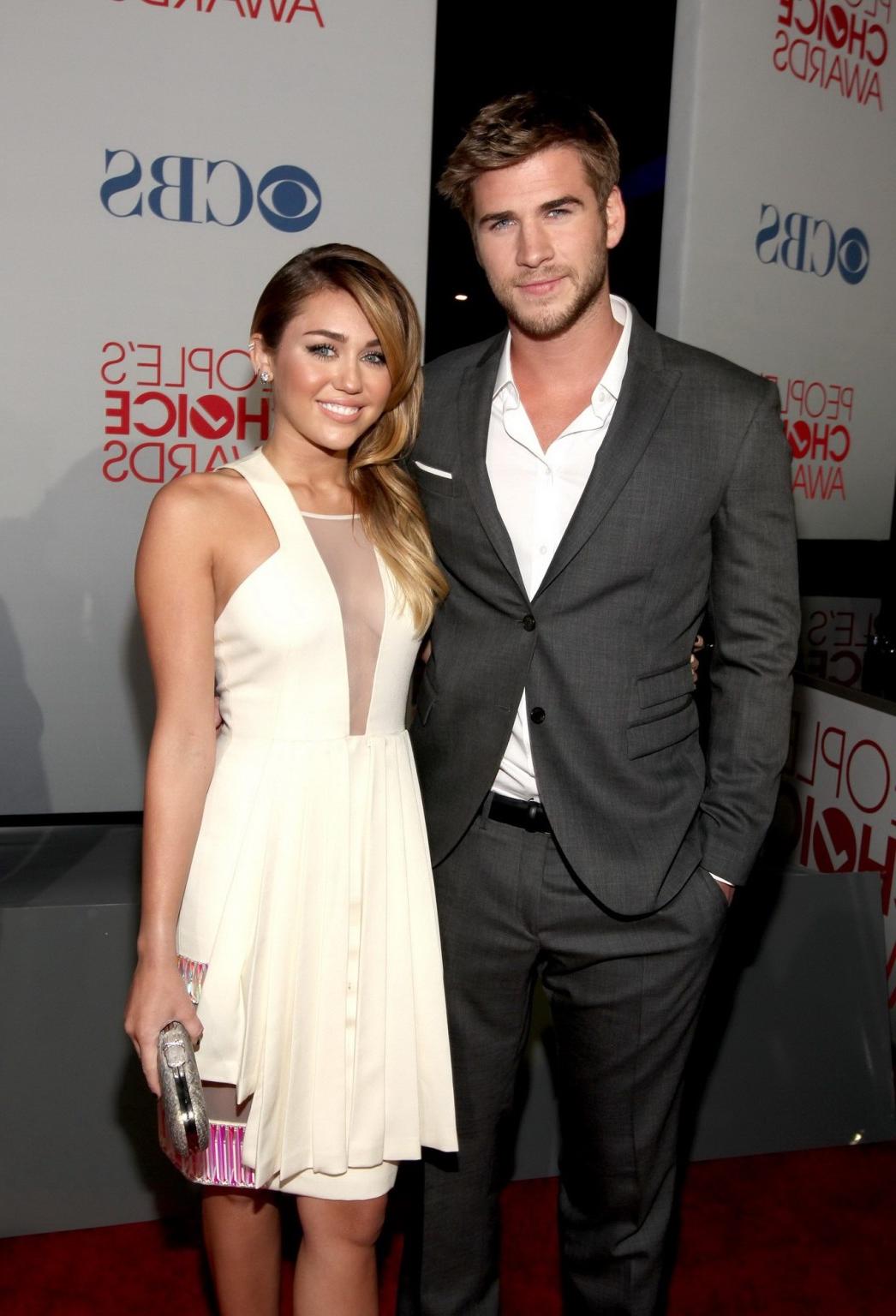 16P Miley Cyrus showing cleavage at the 2012 People's Choice Awards