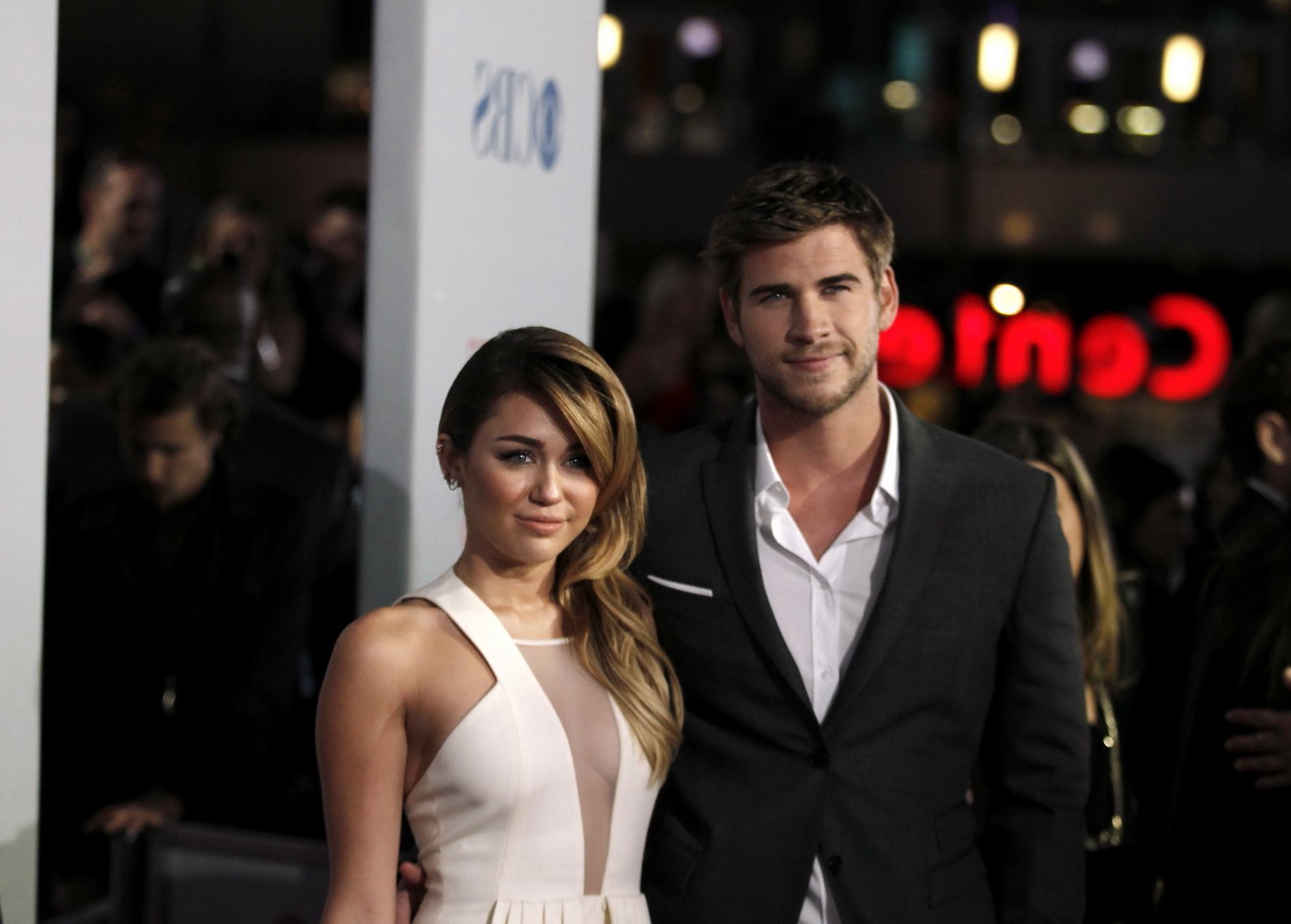 16P Miley Cyrus showing cleavage at the 2012 People's Choice Awards