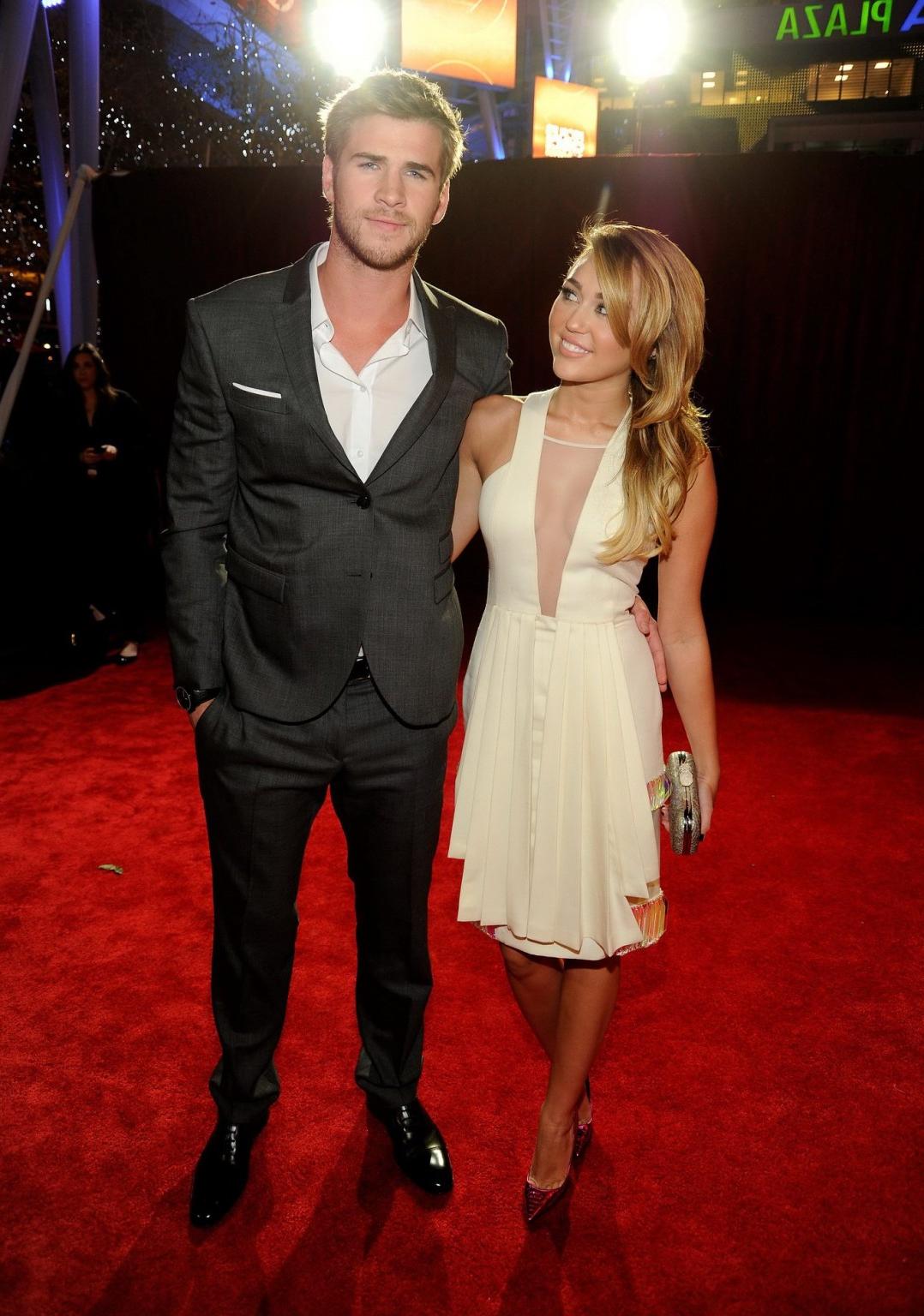 16P Miley Cyrus showing cleavage at the 2012 People's Choice Awards