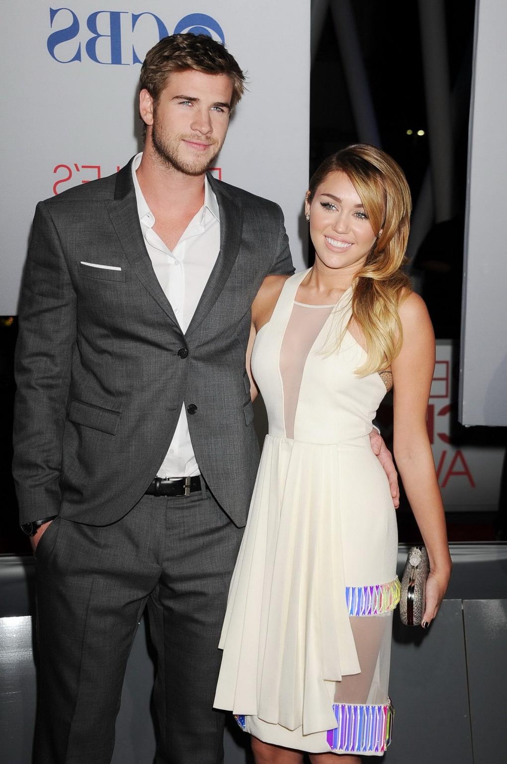 16P Miley Cyrus showing cleavage at the 2012 People's Choice Awards