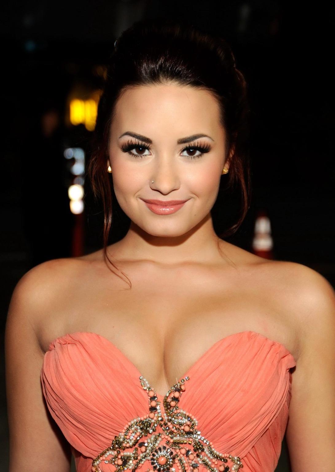 16P Demi Lovato shows cleavage wearing strapless dress at 2012 People's Choice Award