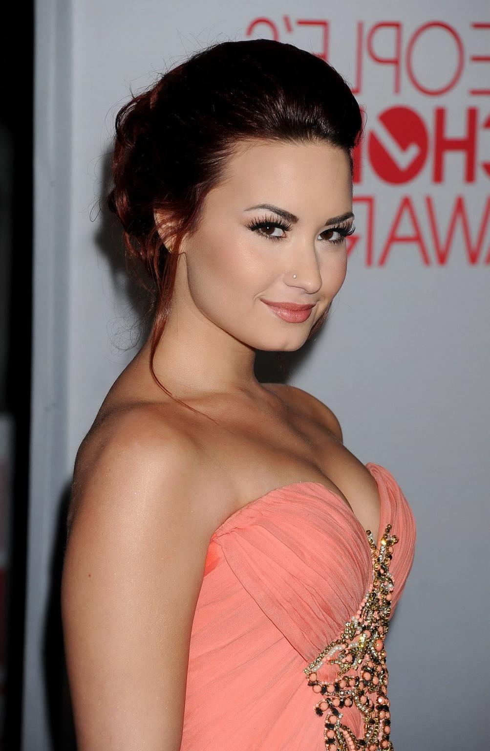 16P Demi Lovato shows cleavage wearing strapless dress at 2012 People's Choice Award