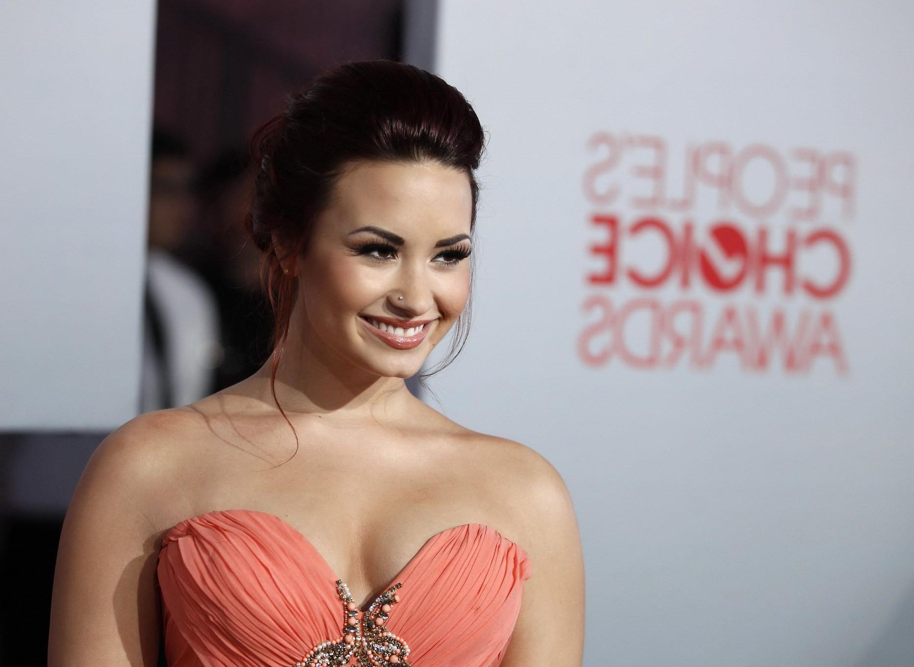 16P Demi Lovato shows cleavage wearing strapless dress at 2012 People's Choice Award