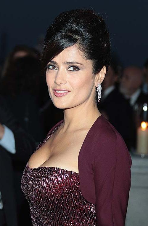 16P Salma Hayek posing in sexy dress and showing huge cleavage