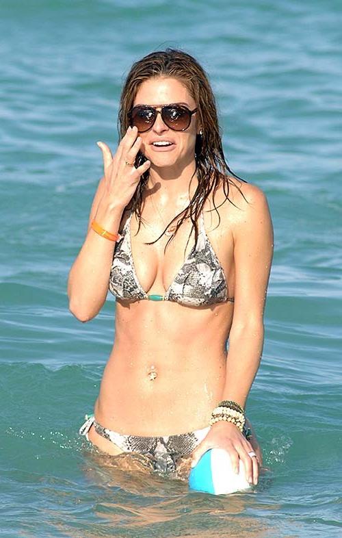 16P Maria Menounos exposing sexy body and ass cleavage in bikini