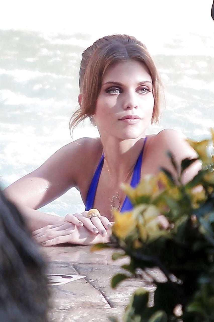 16P AnnaLynne McCord showing huge cleavage in bikini paparazzi pictures